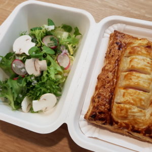 04/08  Feuilleté ratatouille, au jambon cru et chèvre avec salade verte.