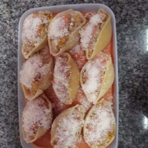 Conchiglionis farcis aux légumes et sauce tomate.