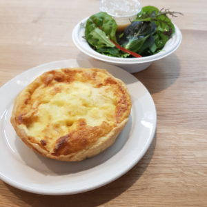 Flamiche aux poireaux, salade. ( A partir du mercredi.)