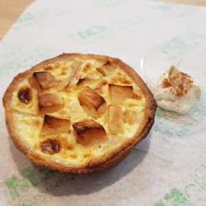 Tarte aux pommes à la crème d'amande, crème à la cannelle. ( A partir du mercredi ).