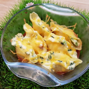 Conchiglioni farcis au thon, petits légumes, sauce tomate maison.
