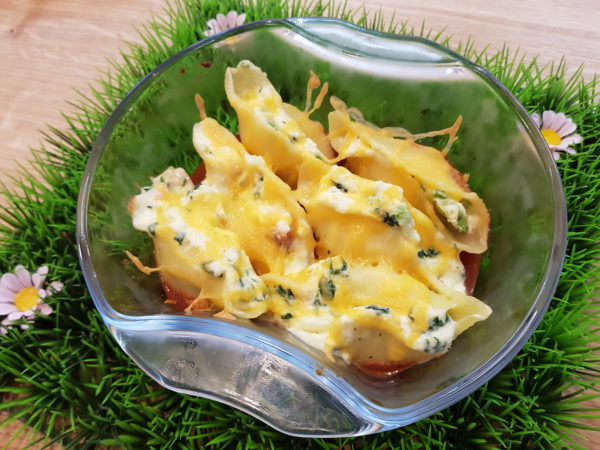 Conchiglioni farcis au thon, petits légumes, sauce tomate maison.