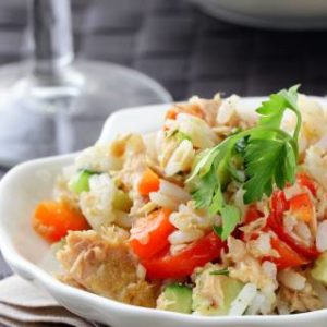 Salade de riz au thon, oeuf dur, olives et tomates. ( A partir du mardi.)