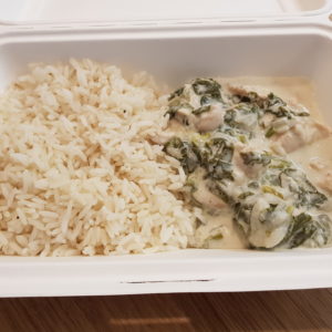 Emincé de poulet, sauce crème et aux pleurotes, riz.