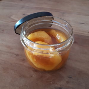 Pêches pochées  à la verveine. ( A partir du mercredi ).