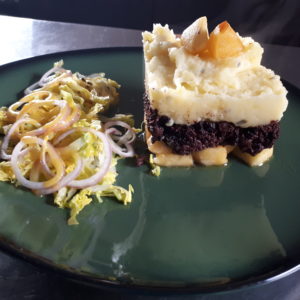 Boudin noir, purée de pdt et potiron et compote de pommes.