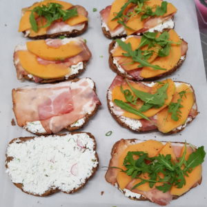 A partir du mardi : Tartine froide ( pesto, jambon cru, tomates et mozzarella, salade.