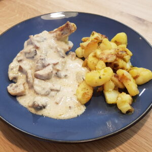 Suprême de pintade sauce moutarde et champignons, riz et asperges vertes.