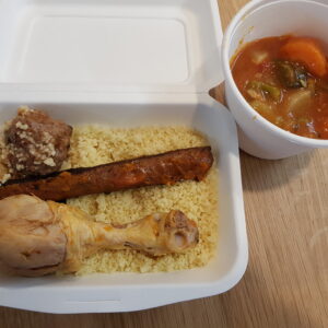 Couscous, merguez, poulet et boulette de viande.( Fermeture à 18h45 ).