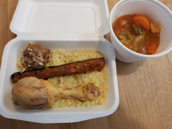 Couscous, merguez, poulet et boulette de viande.( Fermeture à 18h45 ).