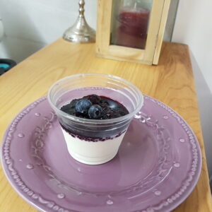 Panna cotta au coulis de myrtille. ( A partir du mercredi ).