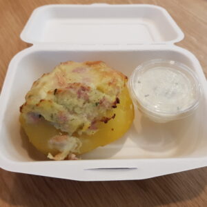 Pomme de terre farci au saumon, légumes de saison, salade verte. ( Fermeture à16h )