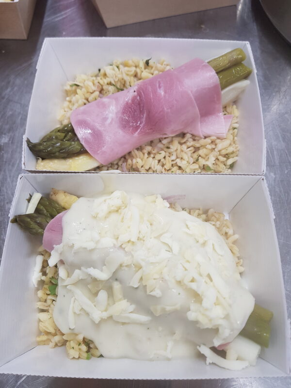 Gratin d'asperges au jambon blanc, purée.