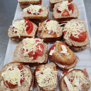 Croque monsieur jambon cru, chèvre au miel, salade. ( A partir de mardi ).