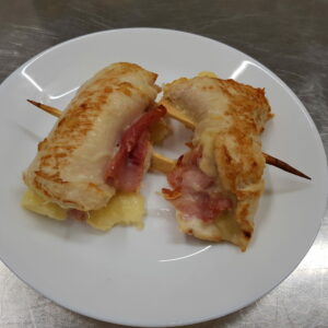 Roulé de dinde au jambon blanc et raclette, Pommes de terre au four et flan de légumes.