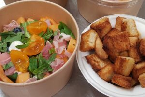 Salade montagnarde ( mâche, fromage, noix, charcuterie et croûtons.. ( A partir du mardi.)