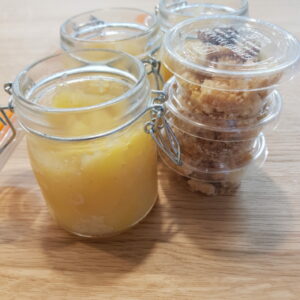 Compote de pommes avec son crumble croustillant.( A partir du mardi ).