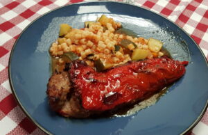 Poivron farci farce porc et boeuf, gratin de courgette, semoule.