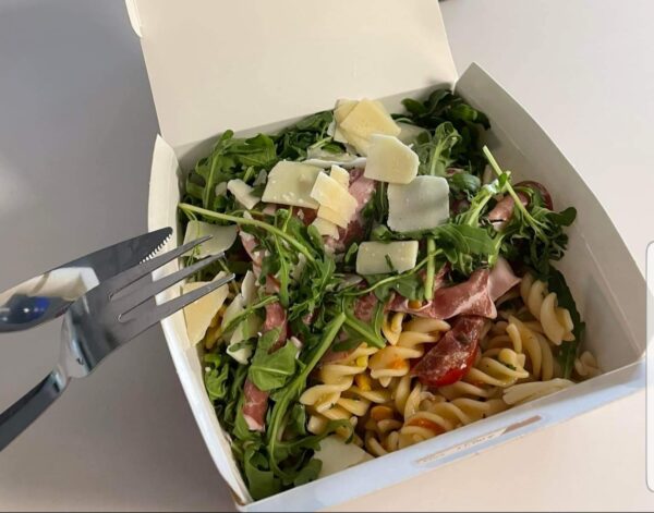 Salade de pâtes au pesto,jambon cru, gouda... ( à partir de mercredi.)