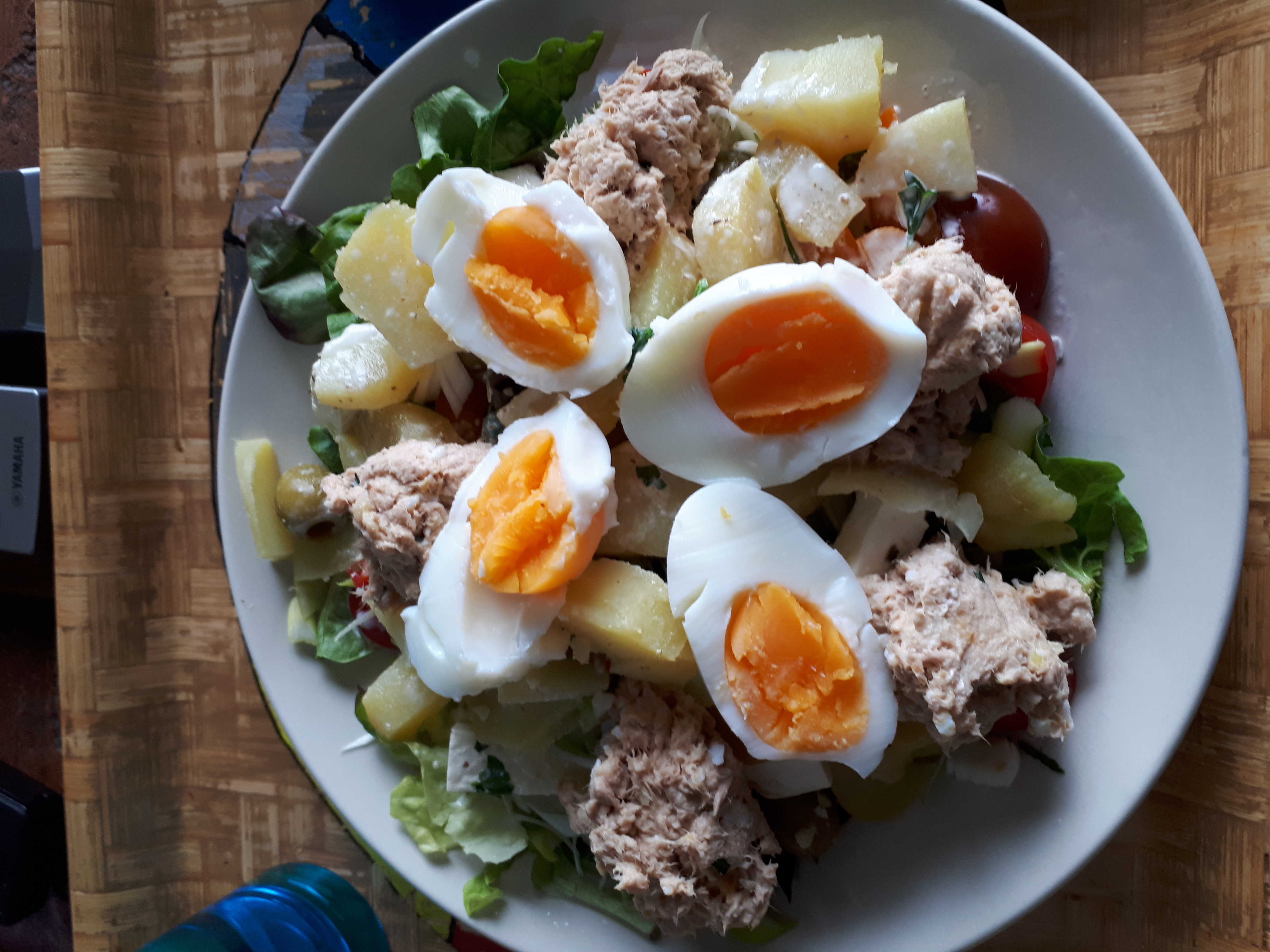 A partir du mardi : Salade niçoise au thon, riz, haricots, concombre, tomate et oeuf dur.