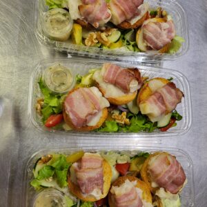 Salade de chèvre chaud au lard avec du rocamadour. ( A partir du mardi ).