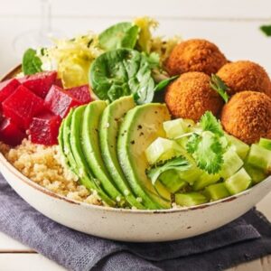Poke bowl, riz, falafels, tomate, betterave, concombre...